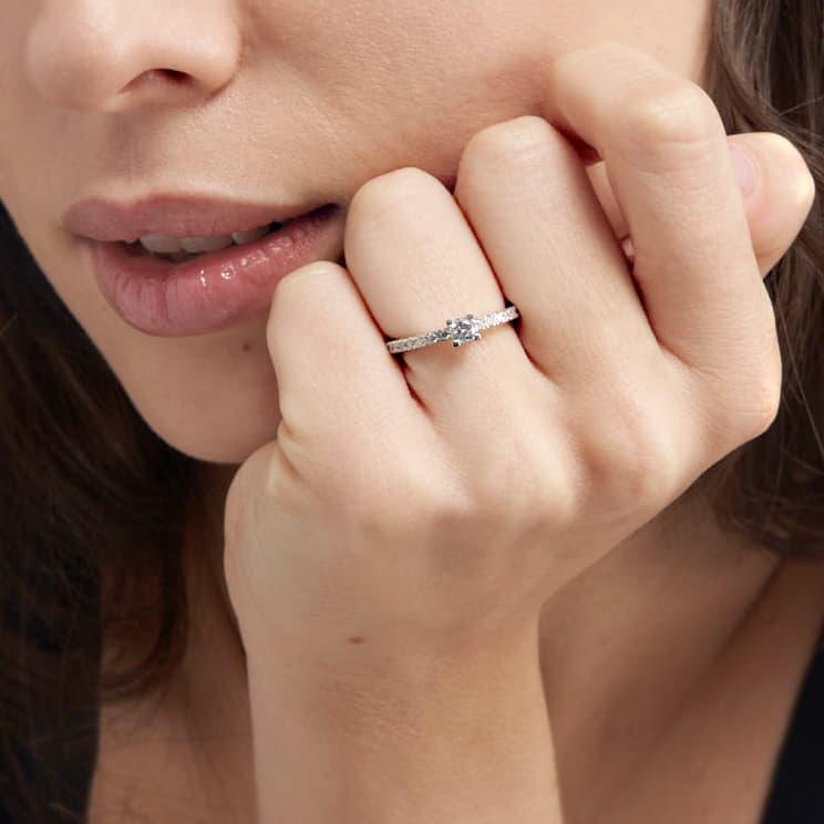 Unoaerre Anello solitario in argento con zirconi | UNOAERRE Gioielli Shopping Online